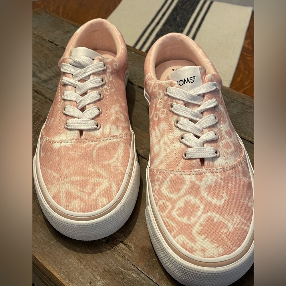 Toms New Pink and White Sneakers Size 7.5 Medium - Picture 1 of 6